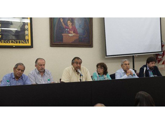 Sergio Palazzo (Bancaria), Hugo Yasky (CTA), Héctor Daer (CGT), Sonia Alesso (CTERA) y  Nicolás Trotta, rector de la UMET.
