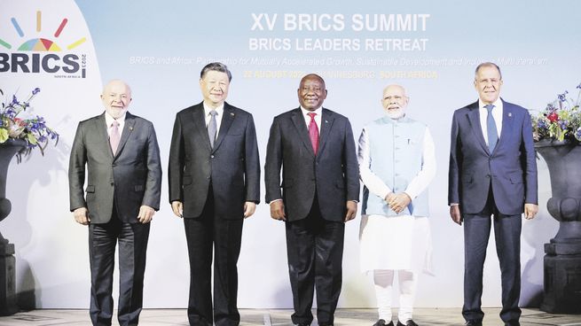 FAMILIA CON VAIVENES. Los presidentes de Brasil -Luiz Inácio Lula da Silva-, de China -Xi Jinping- y de Sudáfrica, junto al primer ministro indio Narendra Modi y el canciller ruso Serguéi Lavrov durante la foto oficial de la cumbre del grupo BRICS.
