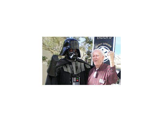 Ralph McQuarrie posa junto a una de sus creaciones