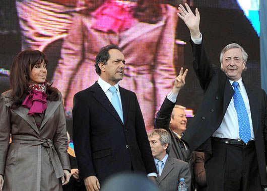 En su cierre de campaña, Kirchner atacó a Unión PRO y defendió las estatizaciones (foto 1)