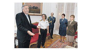ámbito.com | Néstor Kirchner les tomó ayer examen a las edecanas que acompañarán a su esposa cuandoasuma la presidencia, la capitana de fragata médica Claudia Fenocchi, la tenienta coronelaIsabel Pansa y la vicecomodora bioquímica Silvina Carrascosa.