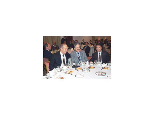 El vicepremier israelí Ehud Olmert, el ministro Julio De Vido y el embajador Rafael Eldad en el desayuno organizado por la Cámara de Comercio Argentino- Israelí. Hubo promesas mutuas.