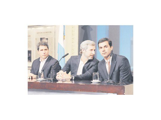 Rogelio Frigerio mantuvo varios encuentros con gobernadores -en esta foto junto al de San Juan, Sergio Uñac, y de Salta, Juan M. Urtubey- para avanzar en la discusión por el reparto de fondos.