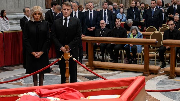 Macron y su esposa Brigitte estuvieron presentes en el velatorio del papa Francisco.