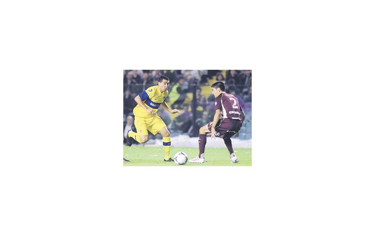 Riquelme sufrió una torcedura en su tobillo derecho ante Lanús pero no le impedirá jugar la Copa.