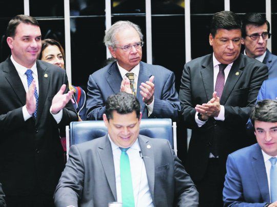 misi&oacute;n cumplida. Paulo Guedes, ministro de Hacienda de Brasil (arriba, centro), aplaude tras la aprobaci&oacute;n de la reforma jubilatoria en el Senado. Cumpli&oacute; as&iacute; el que era, acaso, el mayor objetivo de su gesti&oacute;n.