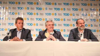 Alberto Fernández en Bahía Blanca con el candidato a intendente, Federico Susbielles, y el diputado nacional Sergio Massa.