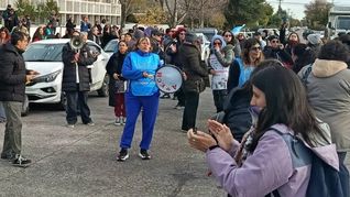 En Rawson se movilizaron, este lunes, docentes y auxiliares frente a la sede del Ministerio de Educación de la provincia. En Rawson se movilizaron, este lunes, docentes y auxiliares frente a la sede del Ministerio de Educación de la provincia.