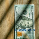 El dólar continúa en terreno negativo y suma una depreciación anual superior al 9,5%. El dólar continúa en terreno negativo y suma una depreciación anual superior al 9,5%.