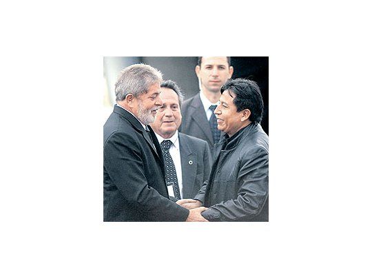 Luiz Inácio Lula da Silva ayer, cuando fue recibido en La Paz por el canciller de Bolivia, David Choquehuanca, en un viaje con el fin de promover el desarrollo de un corredor biocéanico.