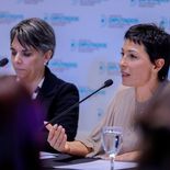 Mayra Mendoza presentó el proyecto de ley Ema junto a la madre de la adolescente Ema Bondaruk. Mayra Mendoza presentó el proyecto de ley Ema junto a la madre de la adolescente Ema Bondaruk.