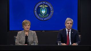 Luis Caputo recibió en la explanada del Palacio de Hacienda a Kristalina Georgieva.