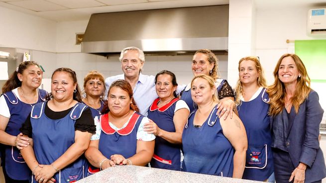 El presidente Alberto Fernández y la ministra de Desarrollo Social, Victoria Tolosa Paz junto a docentes del Hogar Juan XXIII.