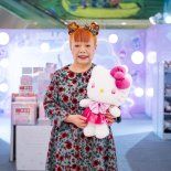 Yuko junto a un pelucho de Kitty. Yuko junto a un pelucho de Kitty.