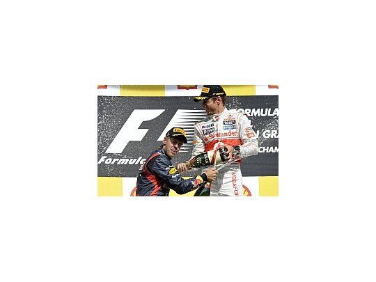Jenson Button festeja en el podio de Bélgica.