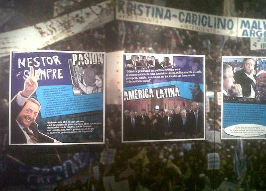 Se resalta en varios cuadros la militancia y la gestión de Kirchner