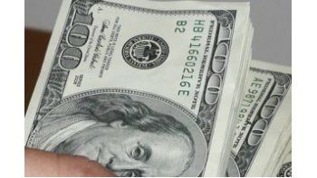 Pese a tocar récord histórico, en mayo el blue bajó 6,4%