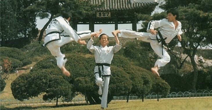 En el año 1955, en Corea, el general Choi Hong Hi, crea el taekwondo como arte marcial nacional de ese país.