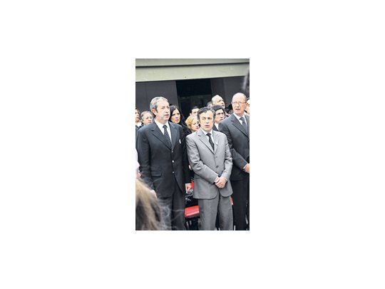 Legión mendocina. Julio Cobos festejó el 25 de Mayo en su provincia, custodiado por el intendente de Godoy Cruz, Alfredo Cornejo, y por el candidato a gobernador, César Biffi.