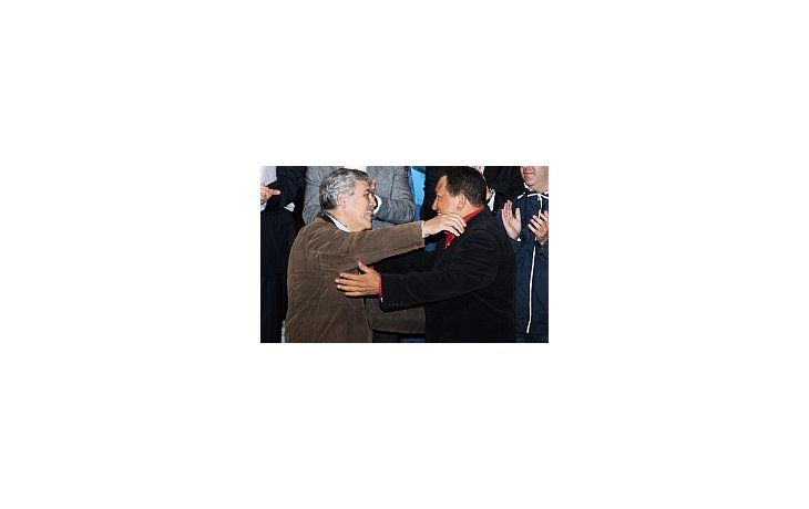 Tras la estatización, Chávez invita a YPF a participar de proyectos petroleros