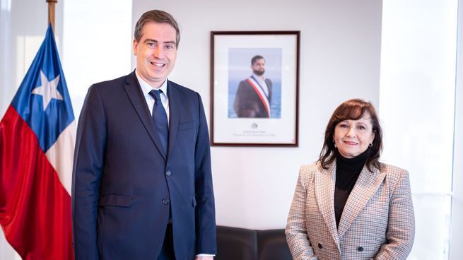 El funcionario frencés Oliver Becht junto a la ministra de Minas de Chile, Marcela Hernando.&nbsp;