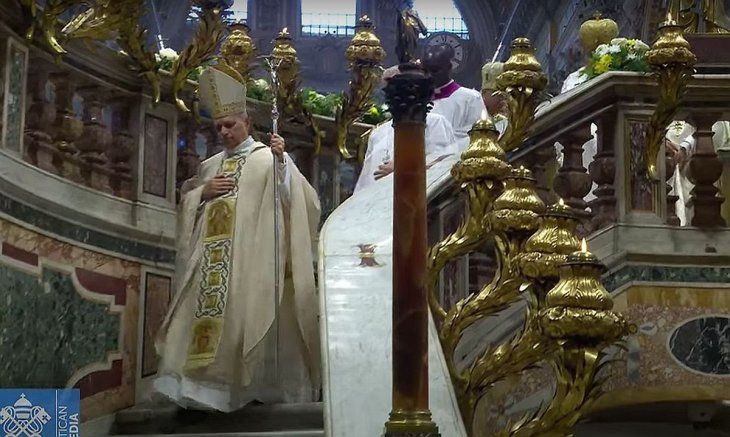 Antes de la misa, León XIV bajó a la cripta papal en la Basílica de San Pedro.