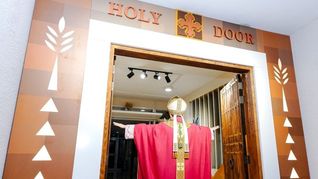 La Puerta Santa de la Catedral de San José en Abu Dabi se abre todos los 24 de octubre para celebrar el jubileo de San Aretas y sus compañeros mártires. La Puerta Santa de la Catedral de San José en Abu Dabi se abre todos los 24 de octubre para celebrar el jubileo de San Aretas y sus compañeros mártires.