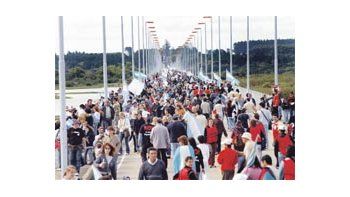 La decisión de los ambientalistas de cortar los tres puentes a Uruguay durante el verano desató una fuerte polémica con el Gobierno provincial.