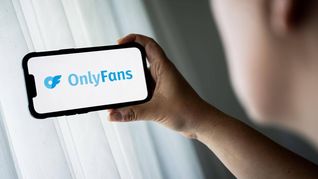 OnlyFans retiene un 20% de cada suscripción o contenido pago. OnlyFans retiene un 20% de cada suscripción o contenido pago.
