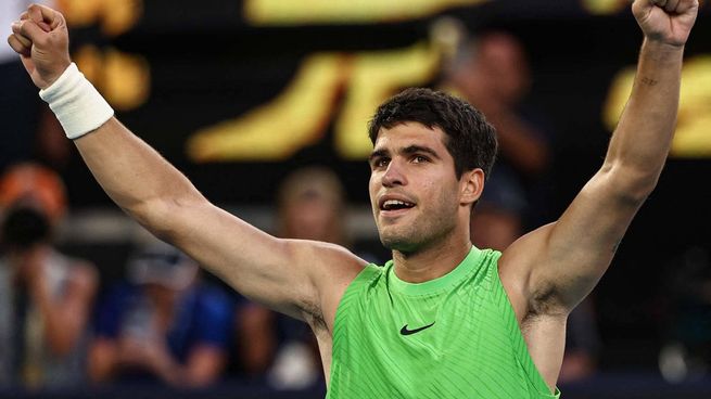Carlos Alcaraz celebra en Melbourne tras vencer a Novak Djokovic y conquistar su primer Abierto de Australia.