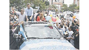 Mauricio Macri, de campaña ayer en Resistencia, provincia de Chaco, donde encabezó una caravana junto a militantes. Luego partió a Santiago del Estero.