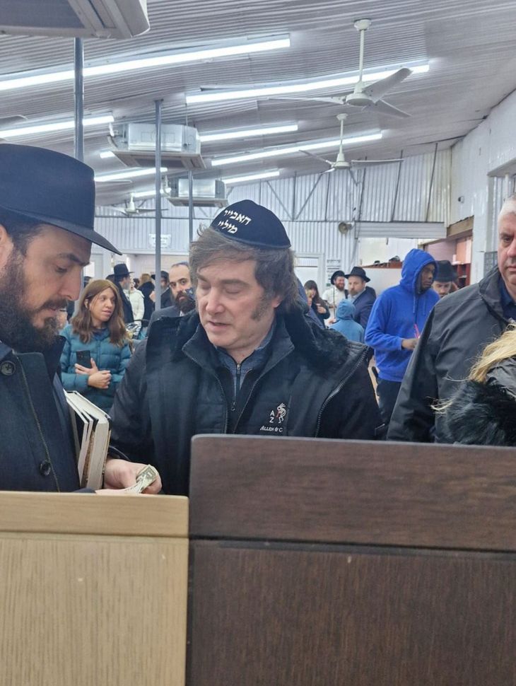 Milei en la visita al Ohel del Rebe de Lubavitch en Nueva York. Milei en la visita al Ohel del Rebe de Lubavitch en Nueva York.