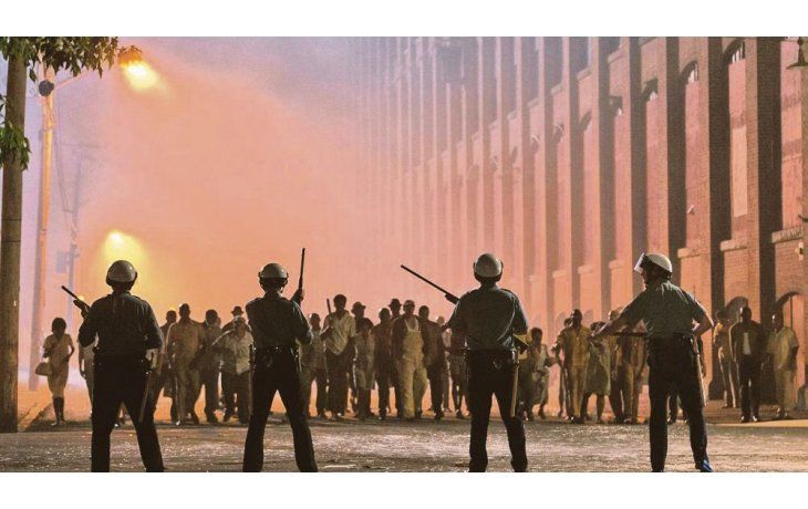 ámbito.com | Truculencia. El momento que describe la matanza es fuerte hasta lo electrizante. Cuenta la historia de los disturbios que ocurrieron en esa ciudad cuando tres jóvenes negros fueron asesinados por la Policía en un motel.