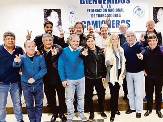 Apoyo. Axel Kicillof y Verónica Magario fueron a la sede de Camioneros para sacarse foto con los Moyano.