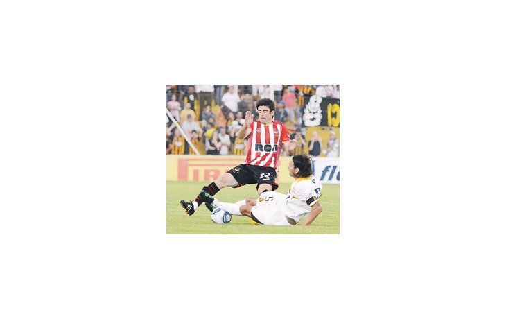 Rosada se tira a los pies de Braña, pero el mediocampista de Estudiantes se llevará la pelota. Olimpo apenas logró un empate y se hunde más en la zona del descenso directo.