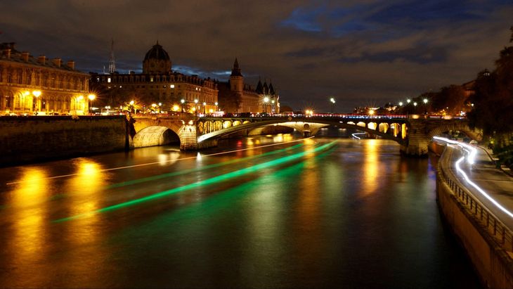 En las aguas del río Sena se llevará a cabo la ceremonia inaugural de los Juegos Olímpicos. Sin embargo se planea recortar el acto de apertura ante posibles atques terroristas o trasladarlos al Stade de France de Saint Denis o a los Jardines del Trocadero. En las aguas del río Sena se llevará a cabo la ceremonia inaugural de los Juegos Olímpicos. Sin embargo se planea recortar el acto de apertura ante posibles atques terroristas o trasladarlos al Stade de France de Saint Denis o a los Jardines del Trocadero.