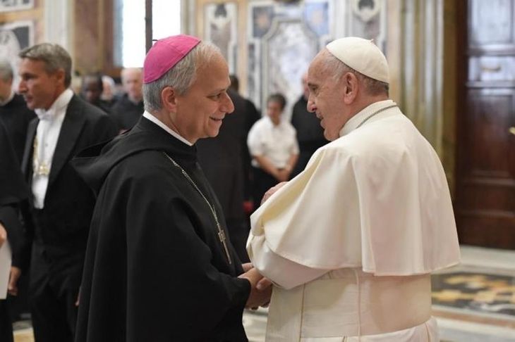 Su español fluido, su sensibilidad con la cultura latinoamericana y su proximidad al pensamiento de Francisco lo convierten en un candidato de continuidad. Su español fluido, su sensibilidad con la cultura latinoamericana y su proximidad al pensamiento de Francisco lo convierten en un candidato de continuidad.