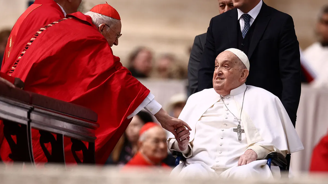 El papa Francisco junto a Giovanni Battista Re.