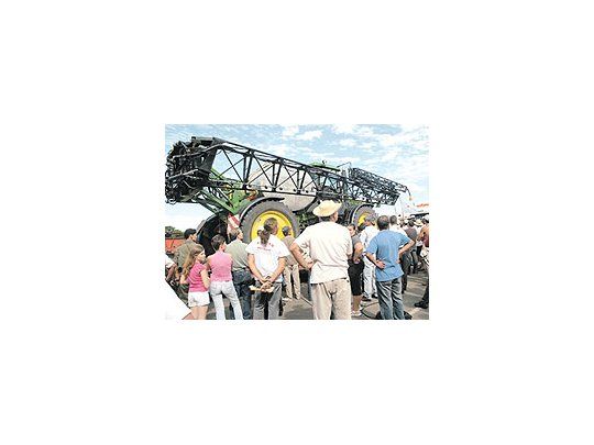 Aumentaron ayer las medidas de fuerza por parte de los productores en el día 15 de la protesta agraria. En Gualeguaychú, Entre Ríos, se vivió uno de los momentos más tensos cuando los productores cortaron la ruta 14 con una maquinaria agrícola.