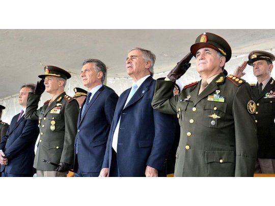 Mauricio Macri y Oscar Aguad otorgarán el bono de fin de año a los militares de las tres fuerzas armadas.