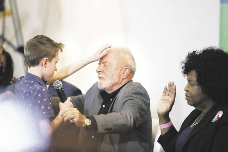 RITUAL. Un niño rezó por Luiz Inácio Lula da Silva durante una ceremonia evangélica realizada en San Pablo, a la que asistió el candidato de la izquierda.