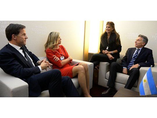 El premier holandés, Mark Rutte, la reina Máxima, Juliana Awada y Mauricio Macri en una conversación muy amena en Davos.