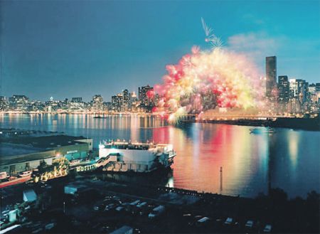 “Arcoiris transitorio” del artista chino Cai Quo-Qiang (que expondrá en diciembre en Proa), sobre el East River de Nueva York en 2002, por encargo del Museum of Modern Art. Foto de Hiro Ihara.