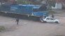 Un tren de carga chocó contra un auto con seis personas y dejó una mujer atrapada.
