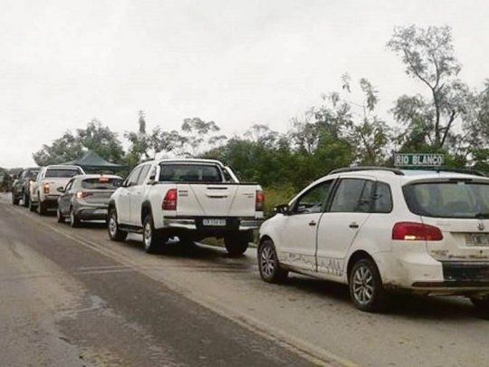 Complicación. Largas filas de vehículos aguardan en el cruce internacional, bloqueado por una protesta de bagayeros con apoyo de taxistas. 