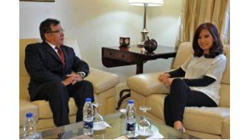 La presidenta Cristina Fernández de Kirchner en una reunión con el embajador de Paraguay en Argentina y ex presidente, Nicanor Duarte Frutos, en la Residencia presidencial de Olivos.