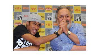 Neymar y Oliveira. La estrella brasilera tiene uno de los salarios más altos del mundo.