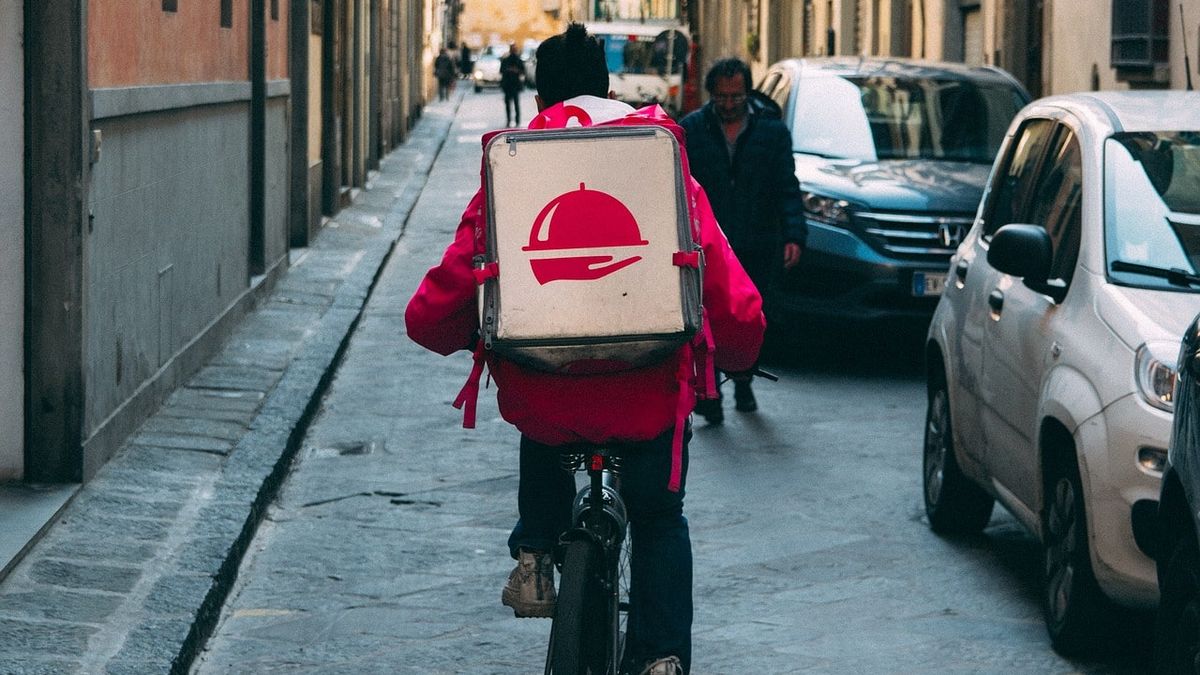 Emigrating to Australia from Argentina 2024: how much you earn as a food delivery driver
