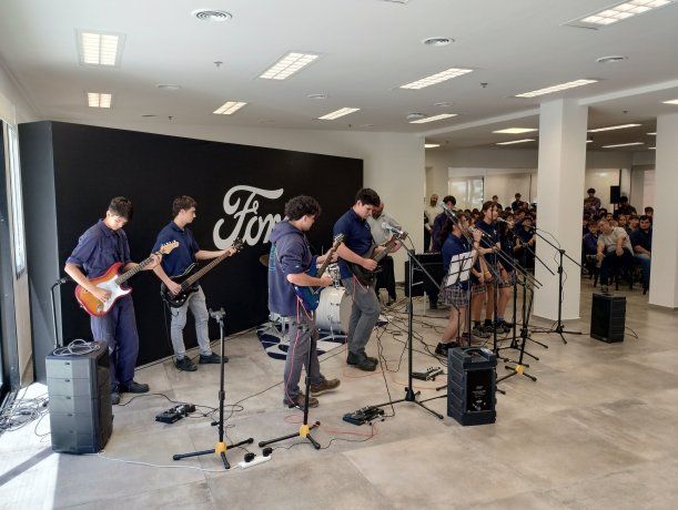 La banda Rock & Ford formada por alumnos de primero a séptimo año La banda Rock & Ford formada por alumnos de primero a séptimo año