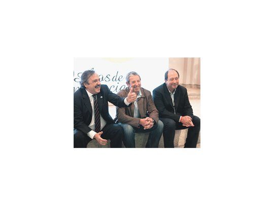 Ricardo Alfonsín, Julio Cobos y Ernesto Sanz hicieron el repaso del resultado de las elecciones del domingo frente a todos los candidatos radicales en un acto para recordar los 30 años de la vuelta a la democracia.
